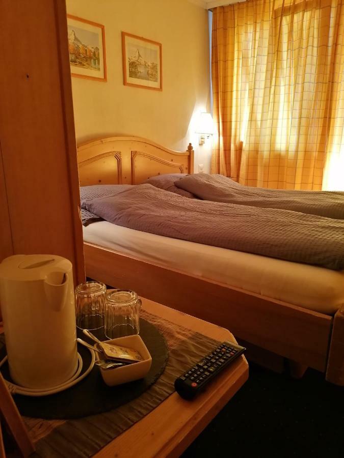 Petit Helvetia Budget Hotel ツェルマット エクステリア 写真